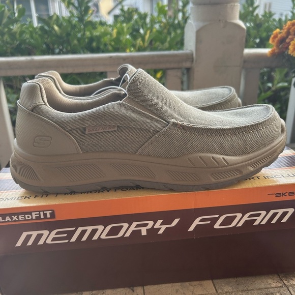 Skechers relaxed fit memory foam Men's Beige Slip-On Loafers Sz 9 nwb - Picture 3 of 4